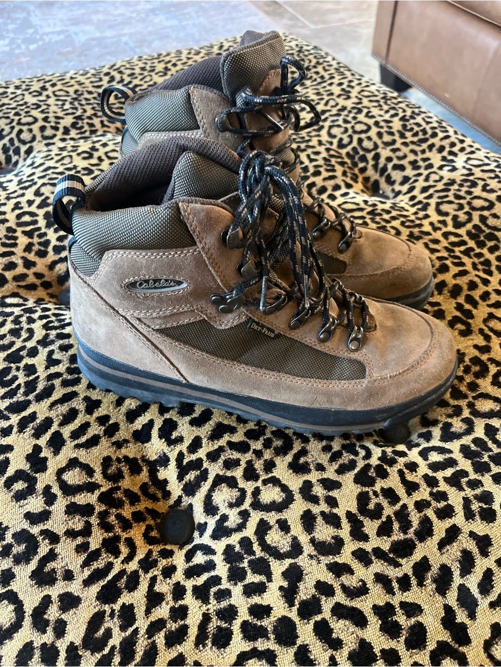 Cabelas Mens Boots Brown Leather Dry Plus Waterproof Hiking SZ 8 D
Some wear bu